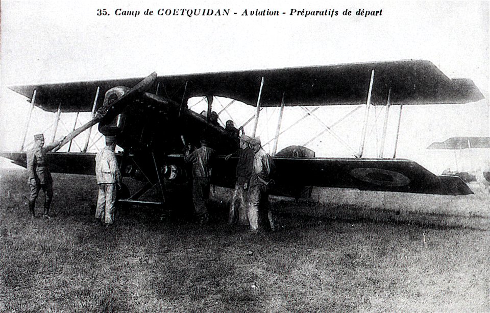 Camp de COETQUIDAN -Aviation- Avions devant les hangars