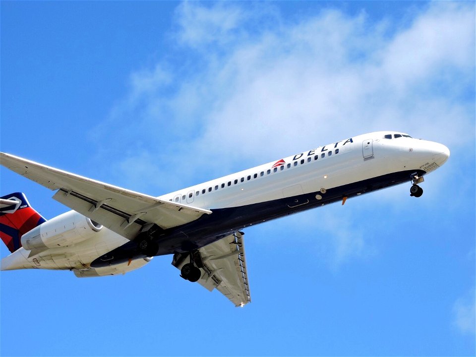Delta Air Lines 717-200 arriving at LAX