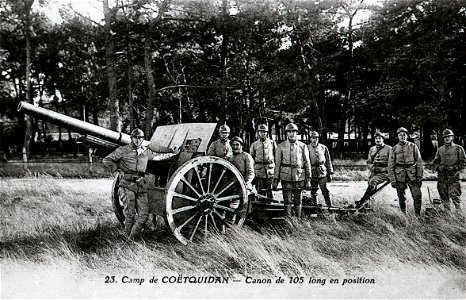 Camp de Coëtquidan - Canon de 105 mm long en position photo