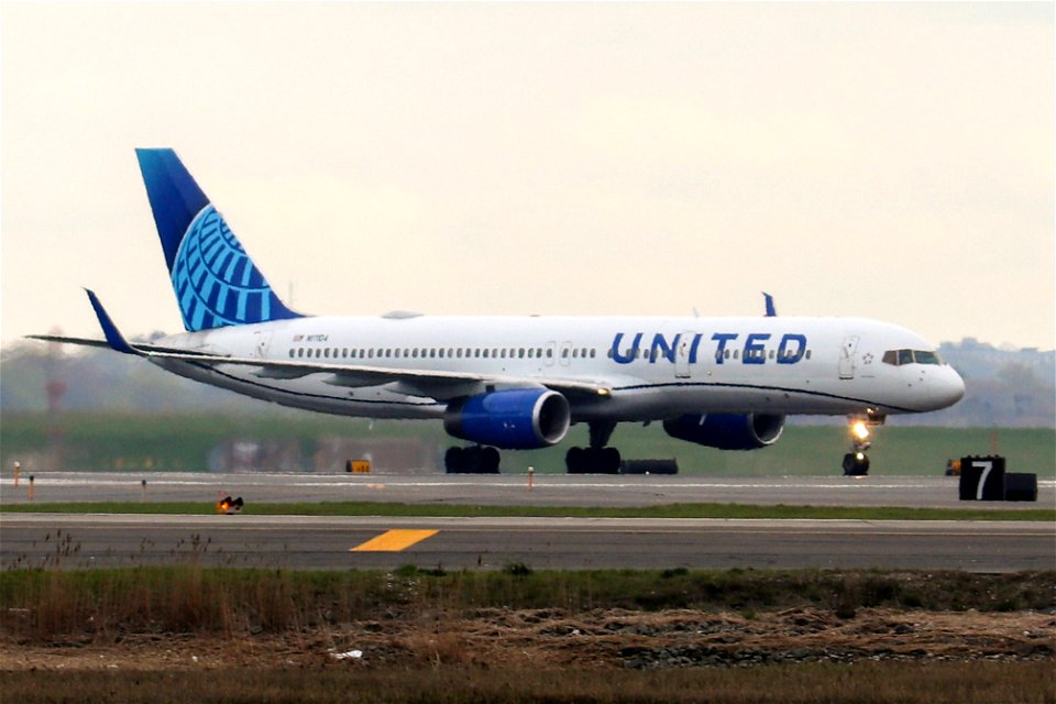 United Airlines 757-200 arriving at BOS