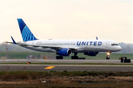 United Airlines 757-200 arriving at BOS