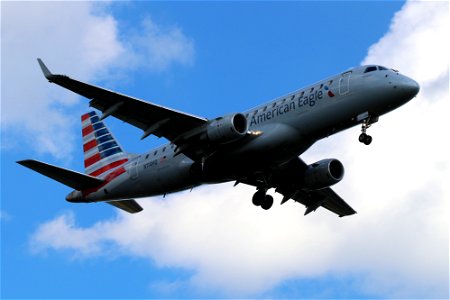 American Eagle E175 arriving at BOS