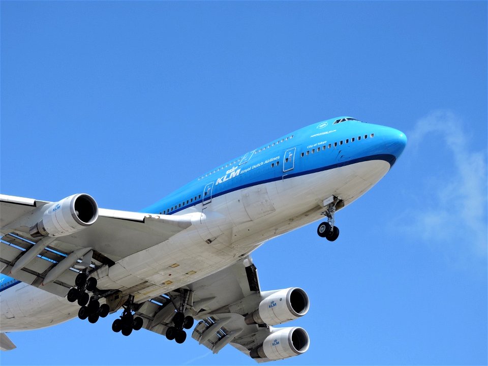 KLM 747-400 arriving at LAX