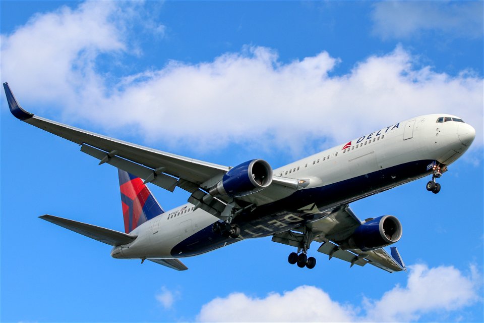 Delta 767-300 arriving at BOS