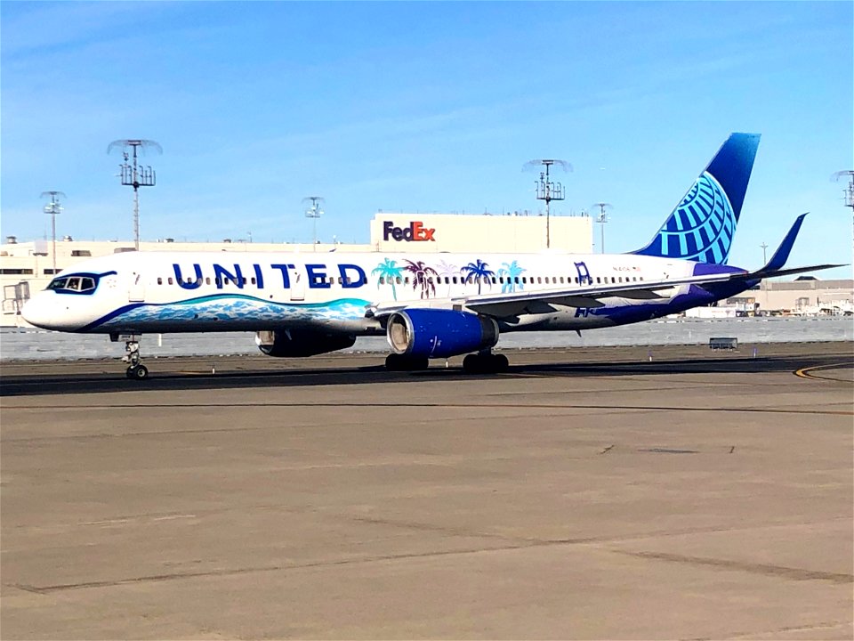 United Airlines 757-200 departing EWR