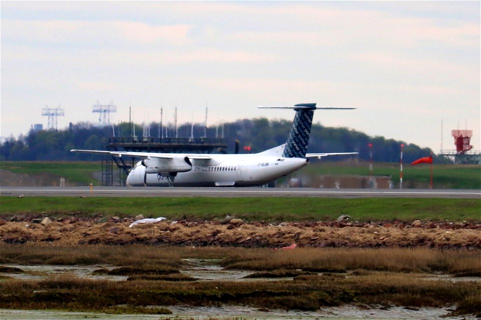 Porter Airlines Dash 8-400 at BOS