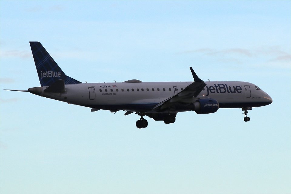 JetBlue E190 arriving at BOS