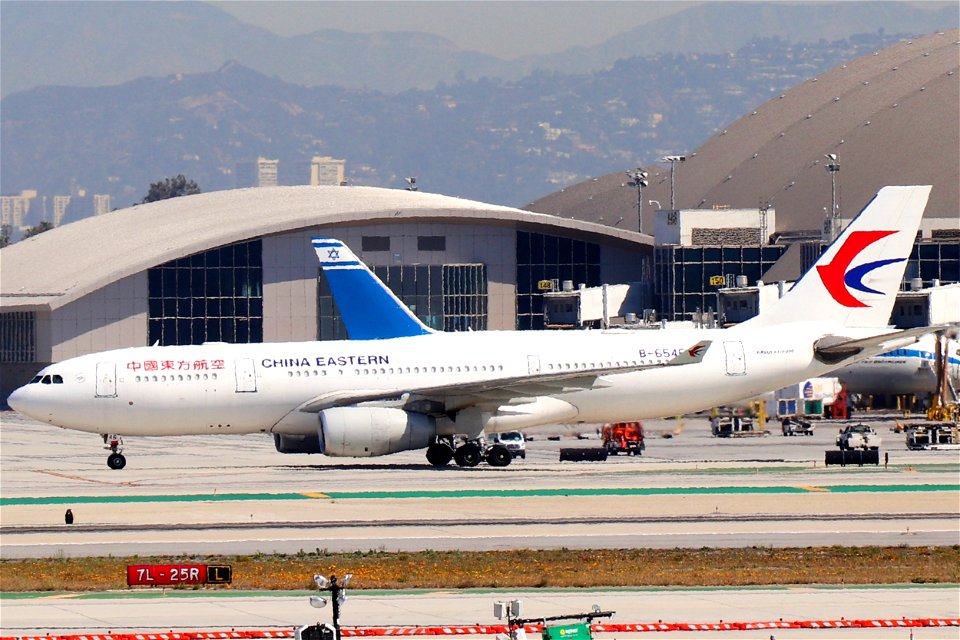 China Eastern A330-200 arriving at LAX