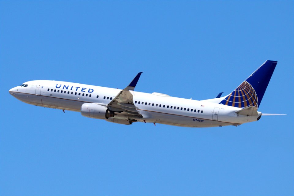 United Airlines 737-800 departing LAX