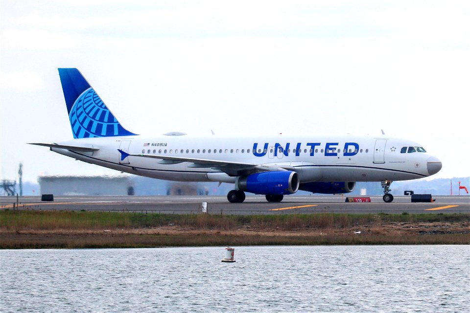 United Airlines A320-200 arriving at BOS