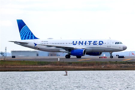 United Airlines A320-200 arriving at BOS