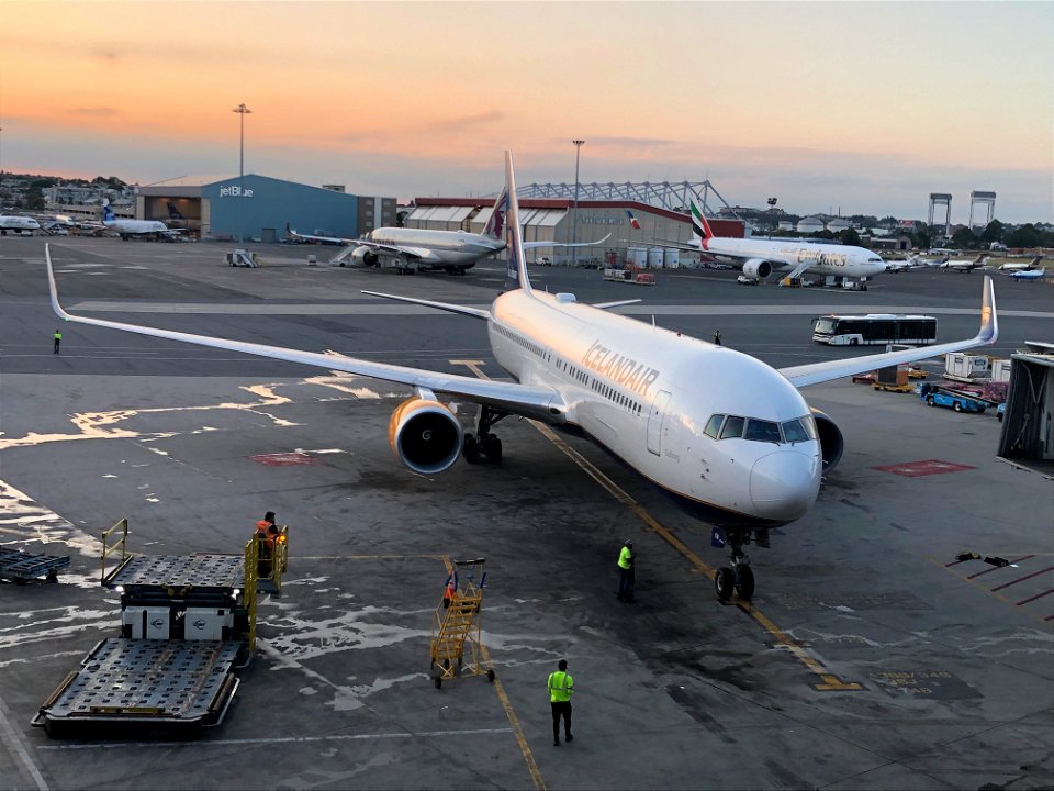 Icelandair 767-300 at BOS