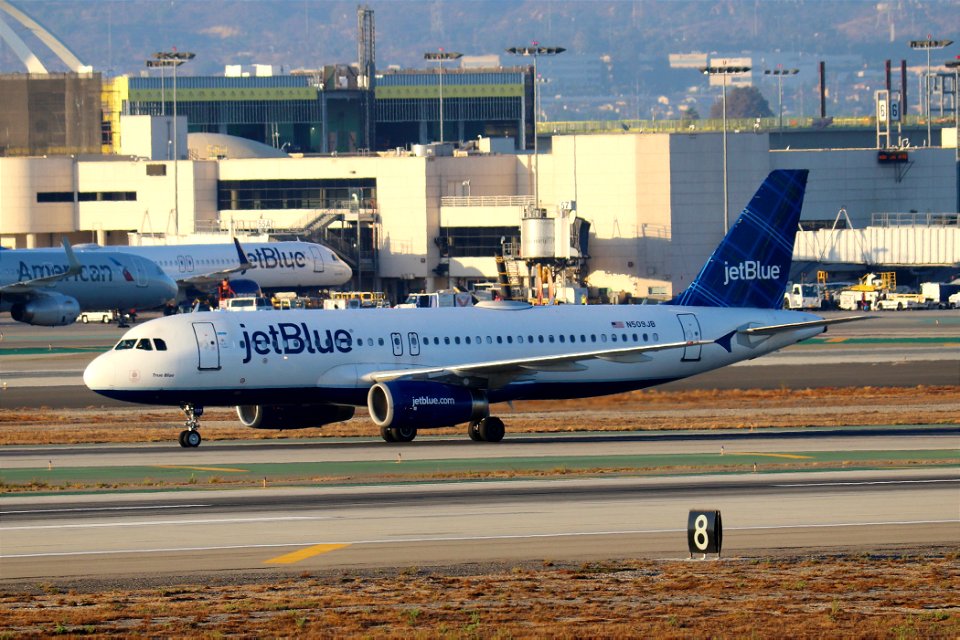 JetBlue A320-200 arriving at LAX