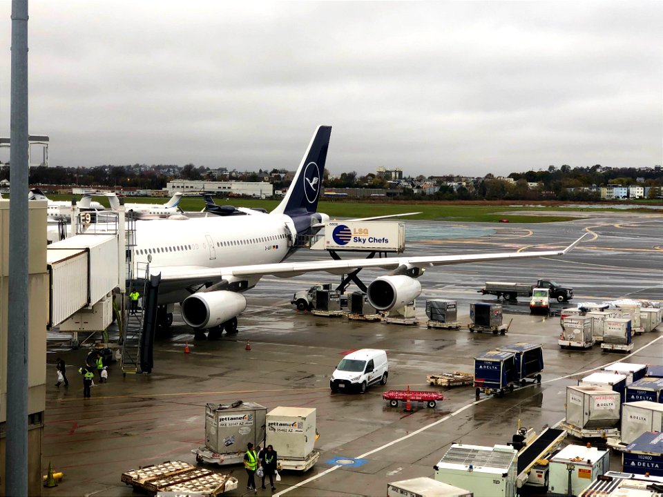 Lufthansa A340-300 at BOS