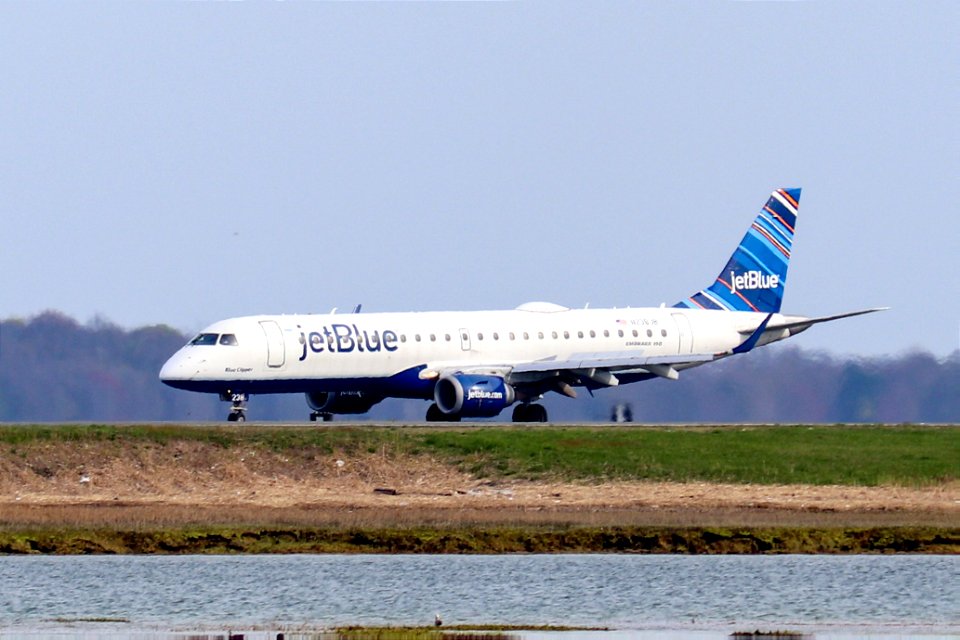 JetBlue E190 arriving at BOS