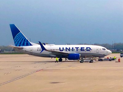 United Airlines 737-700 at CLE
