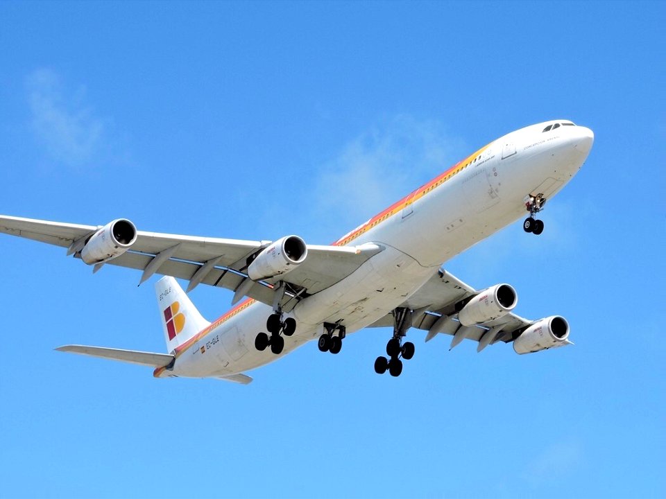 Iberia A340-300 arriving at LAX