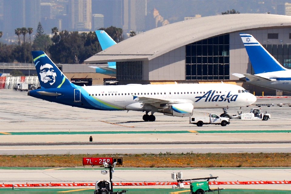 Alaska Airlines A320-200 at LAX