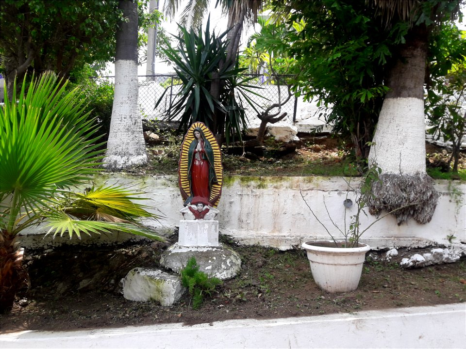 Estatua de la Virgen de Guadalupe