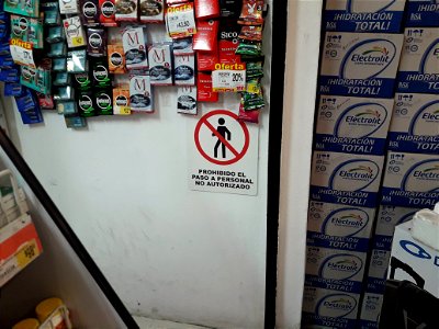 Letrero de Prohibido el paso a personal no autorizado
