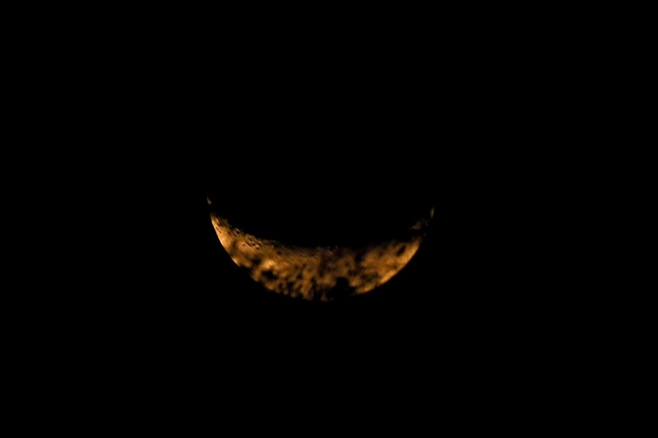 Puesta de Luna en cuarto creciente desde mi casa en Circasia, Quindío, Colombia.