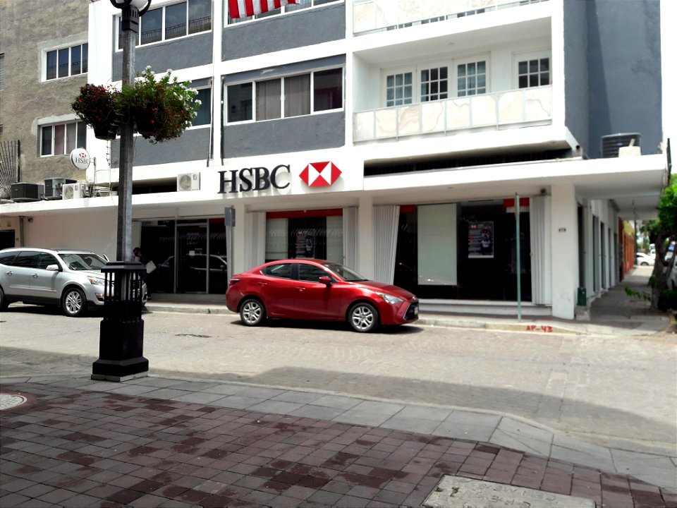 Banco HSBC en la calle Ángel Flores de Mazatlán