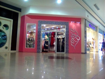 Tienda de ropa para mujer en un centro comercial photo