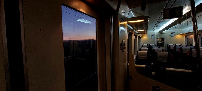 interior de un 470 de Renfe al amanecer