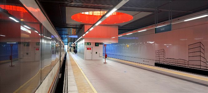 Andén subterráneo de la estación de León