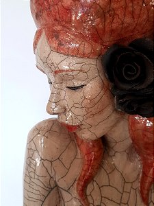 Buste aux roses noires