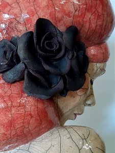 Buste aux roses noires