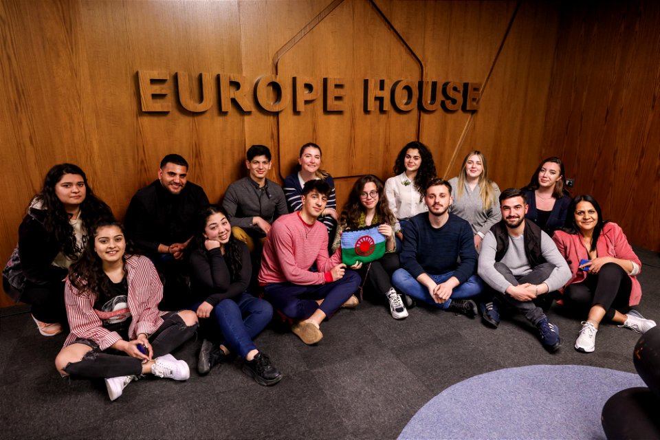 YEAs in Albania discuss future with Roma Youth