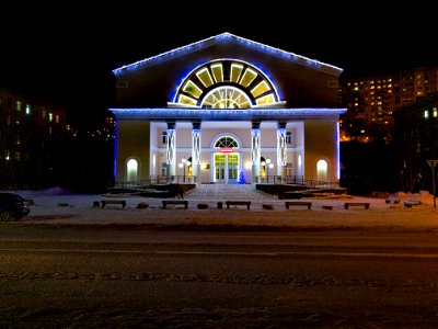 Североморск, в прошлом кинотеатр "Россия", сейчас центр досуга молодёжи (фото 2017 года)