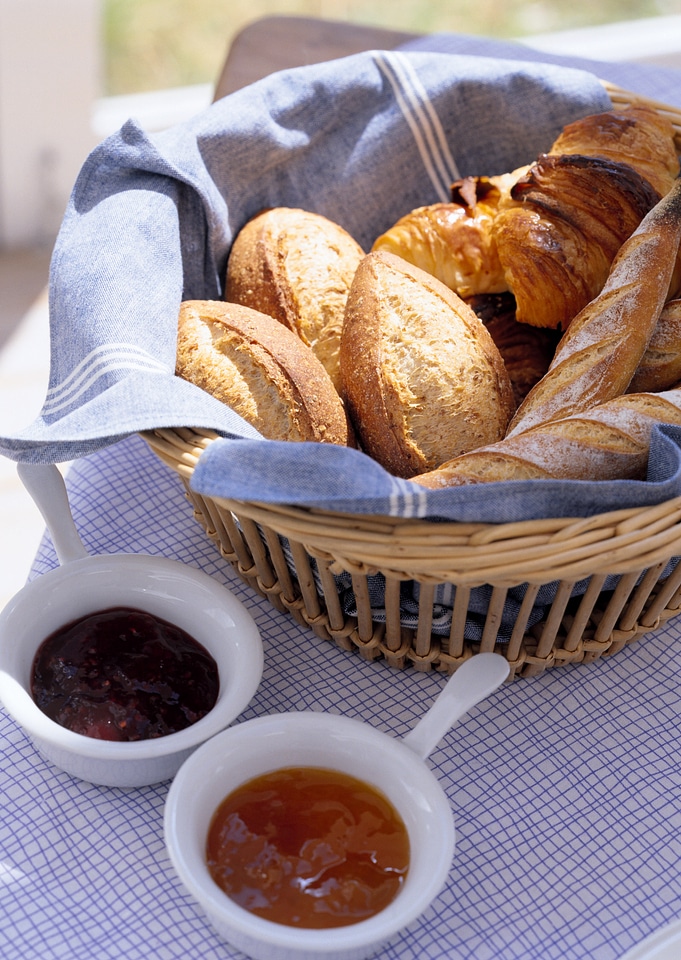 Table setting with bread basket