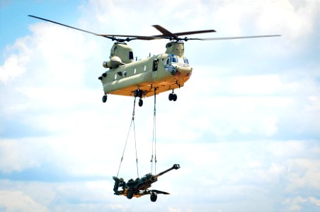 82nd Airborne Division observes CH-47 Chinook