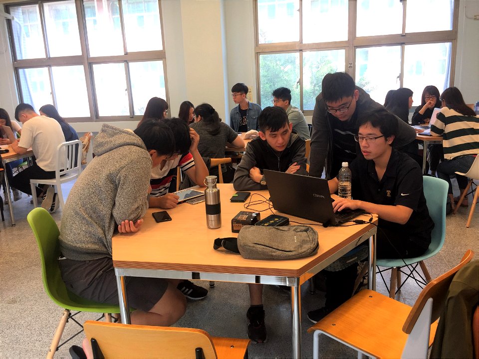 林淑萍主任與營隊同學討論