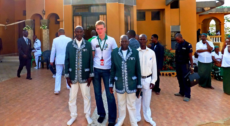Thierry avec deux musiciens et un autre kimbanguiste devant la résidence de Papa Simon Kimbangu Kiangani à Nkamba