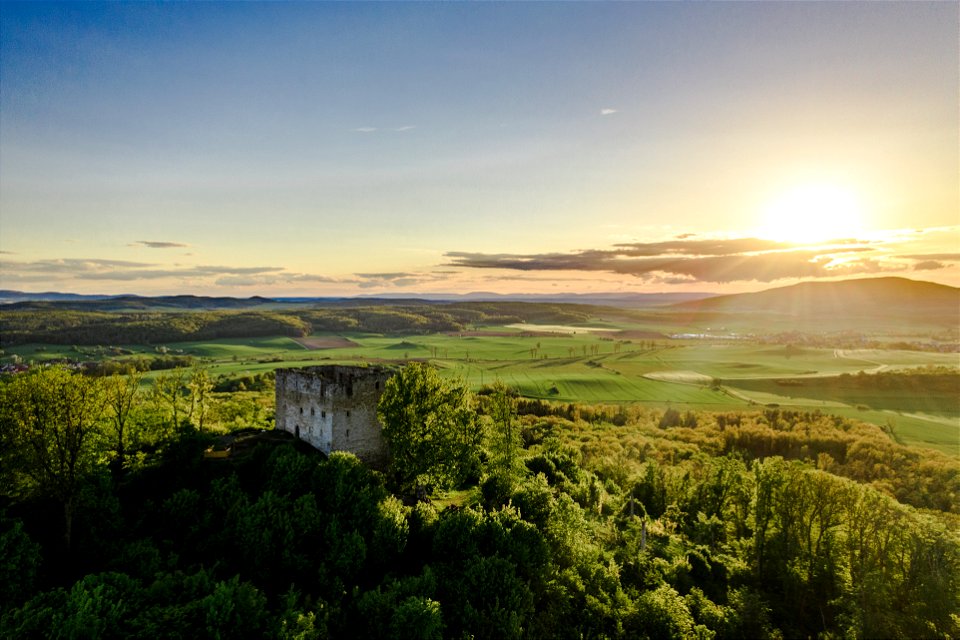 Die Burgruine Straufhain in der Abendsonne