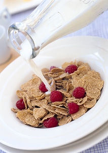 cornflakes with berry photo