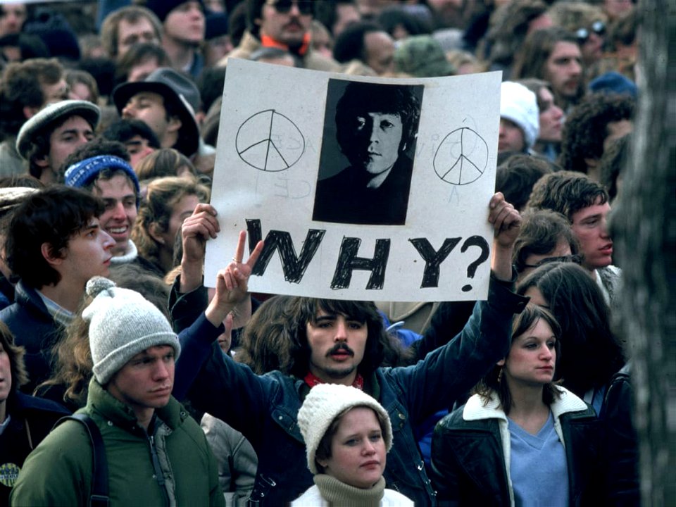 John Lennon shot the 8 Dec 1980 photo