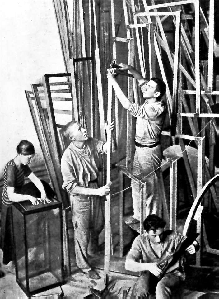 Tatlin construyendo la maqueta del Monumento a la Tercera Internacional, Petrogrado