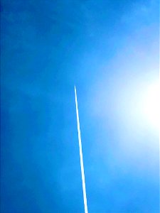 そこそこきれいな飛行機雲の写真
