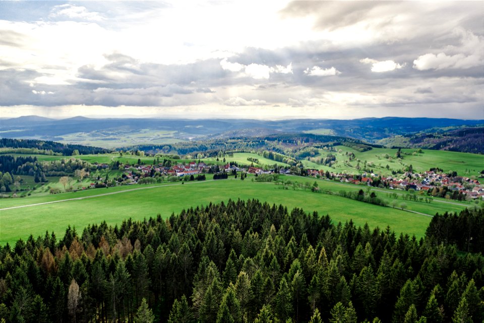 Inmitten grüner, hügeliger Landschaft