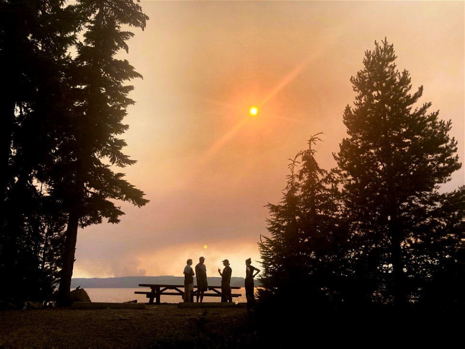 Visitors talk to PIO during Cedar Crk Fire_WillametteNF_PD