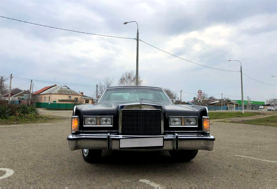 Late 1970s Lincoln with quad square headlights, no covers