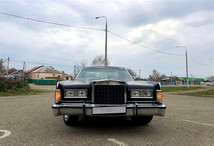 Late 1970s Lincoln with quad square headlights, no covers