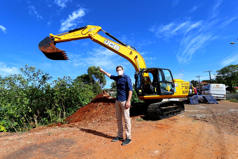 Momento histórico: Escavadeira hidráulica recém conquistada realiza sua primeira obra