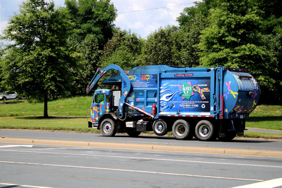 KMG Hauling truck 222 | Peterbilt 320 McNeilus Atlantic photo