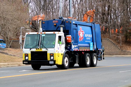 Republic Services (Ex-AAA) truck 2033 | Mack LE Heil DP5000 photo