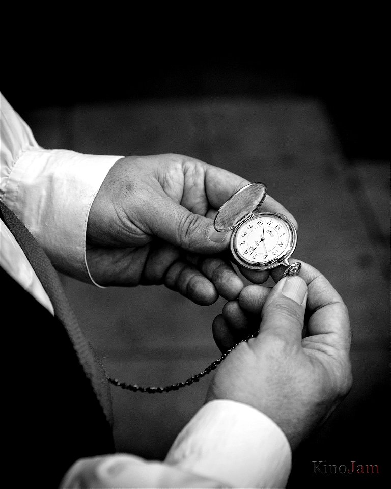 Baturro mirando la hora en la ofrenda photo